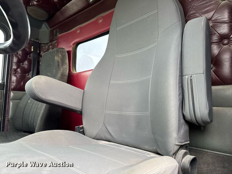 image for item DW2452 1994 Kenworth T600 semi truck