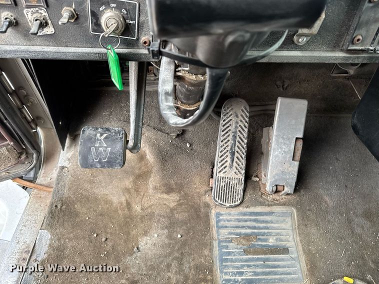 image for item DW2452 1994 Kenworth T600 semi truck