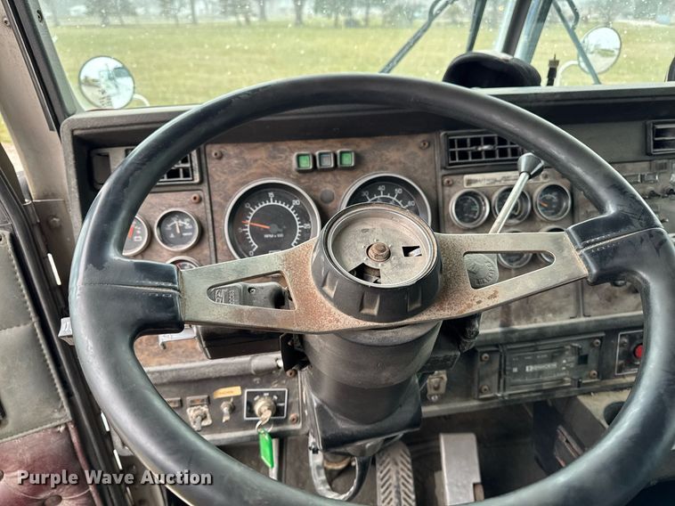 image for item DW2452 1994 Kenworth T600 semi truck