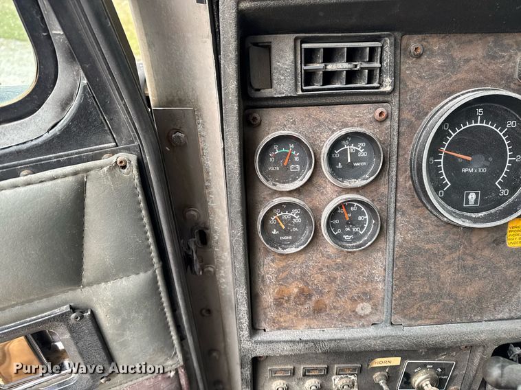 image for item DW2452 1994 Kenworth T600 semi truck