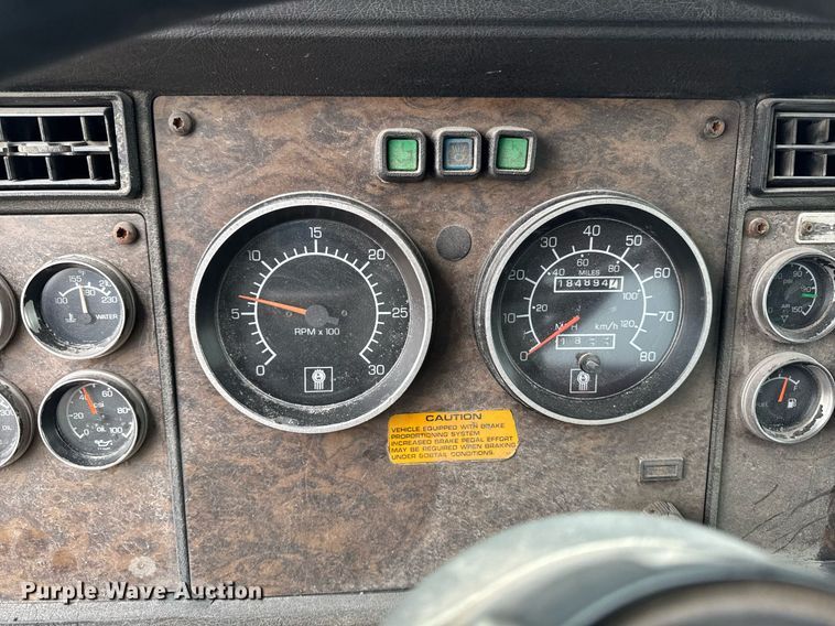 image for item DW2452 1994 Kenworth T600 semi truck