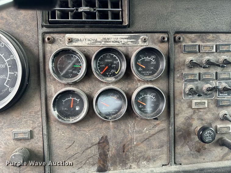 image for item DW2452 1994 Kenworth T600 semi truck