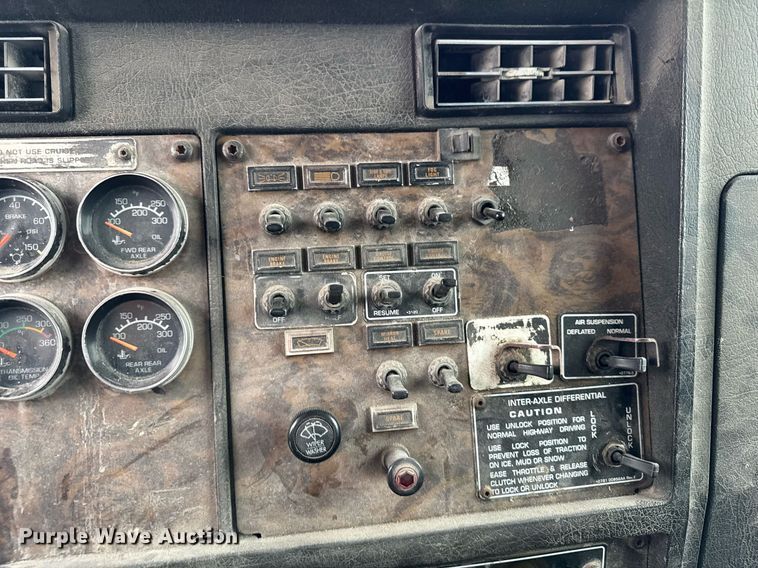 image for item DW2452 1994 Kenworth T600 semi truck