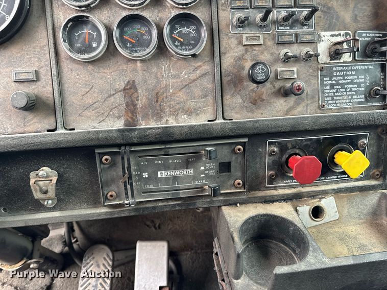 image for item DW2452 1994 Kenworth T600 semi truck