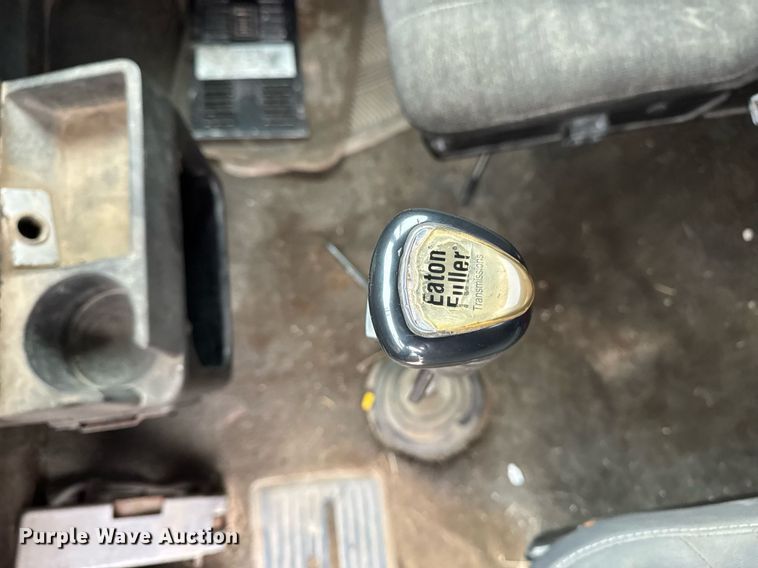 image for item DW2452 1994 Kenworth T600 semi truck