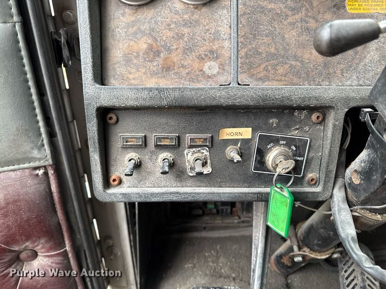 image for item DW2452 1994 Kenworth T600 semi truck