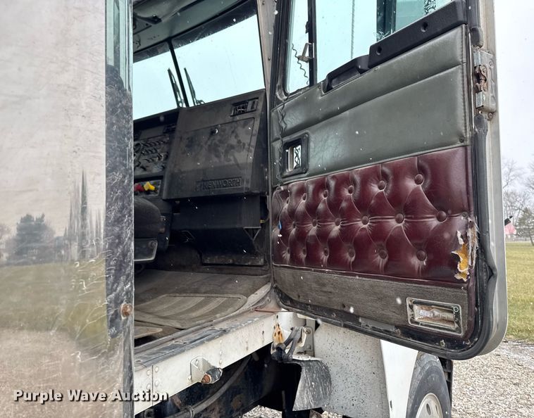 image for item DW2452 1994 Kenworth T600 semi truck