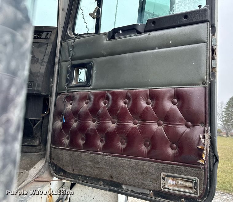 image for item DW2452 1994 Kenworth T600 semi truck