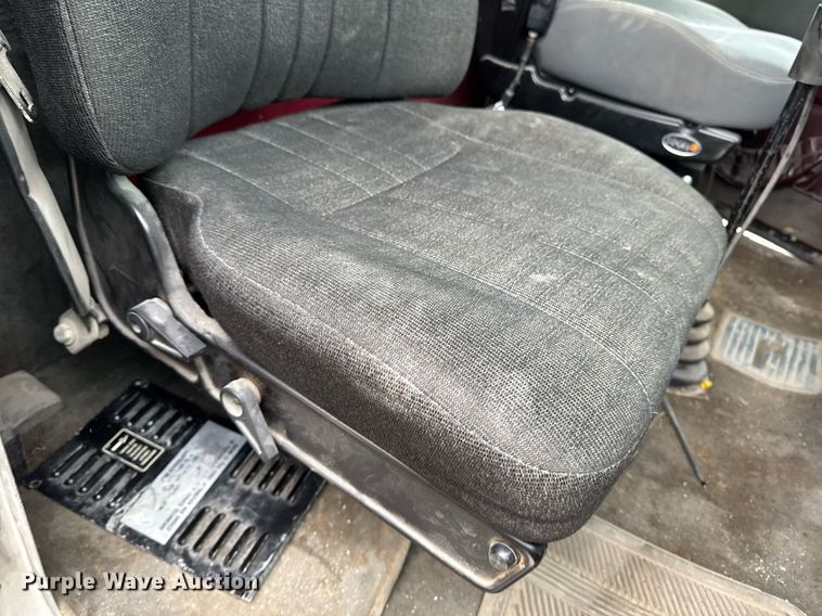 image for item DW2452 1994 Kenworth T600 semi truck