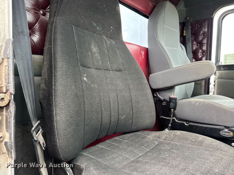 image for item DW2452 1994 Kenworth T600 semi truck