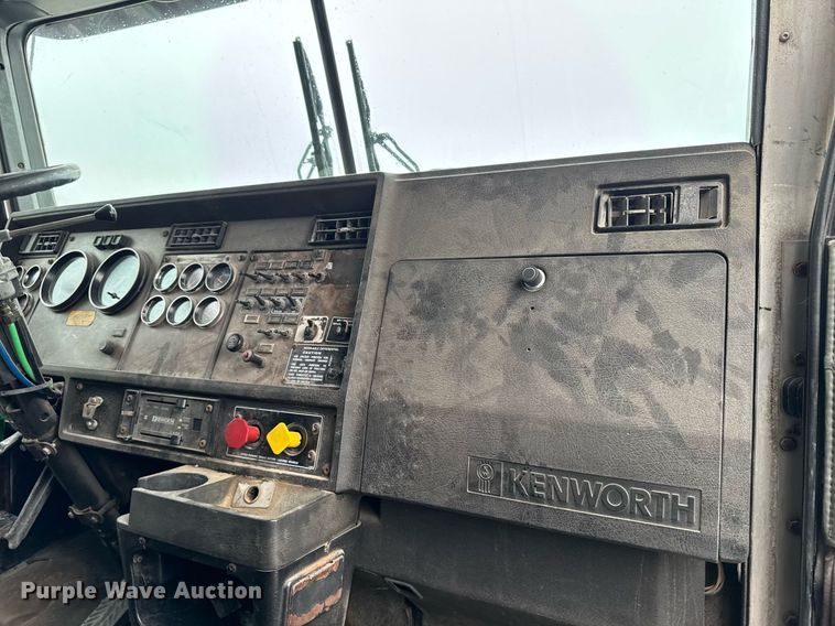 image for item DW2452 1994 Kenworth T600 semi truck