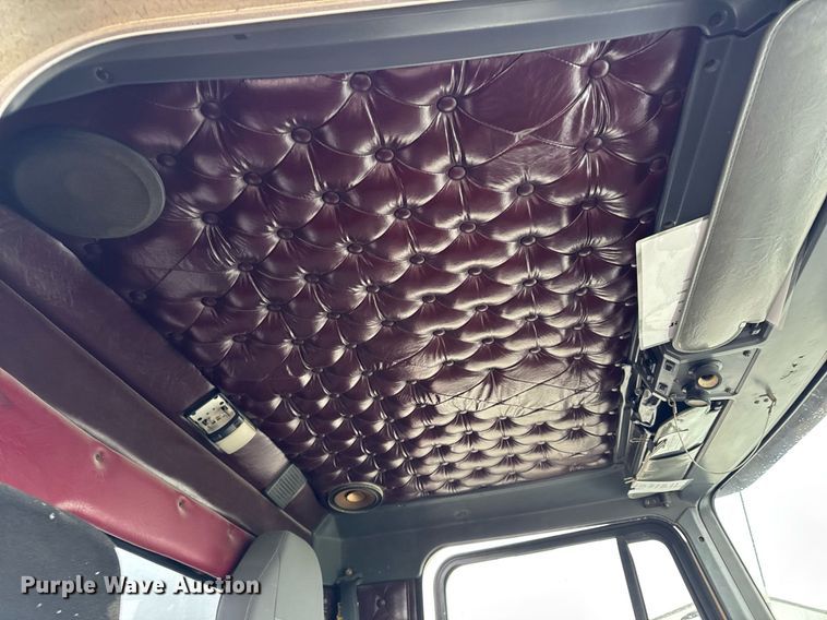 image for item DW2452 1994 Kenworth T600 semi truck