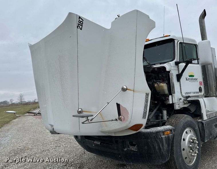 image for item DW2452 1994 Kenworth T600 semi truck