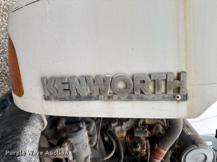image for item DW2452 1994 Kenworth T600 semi truck