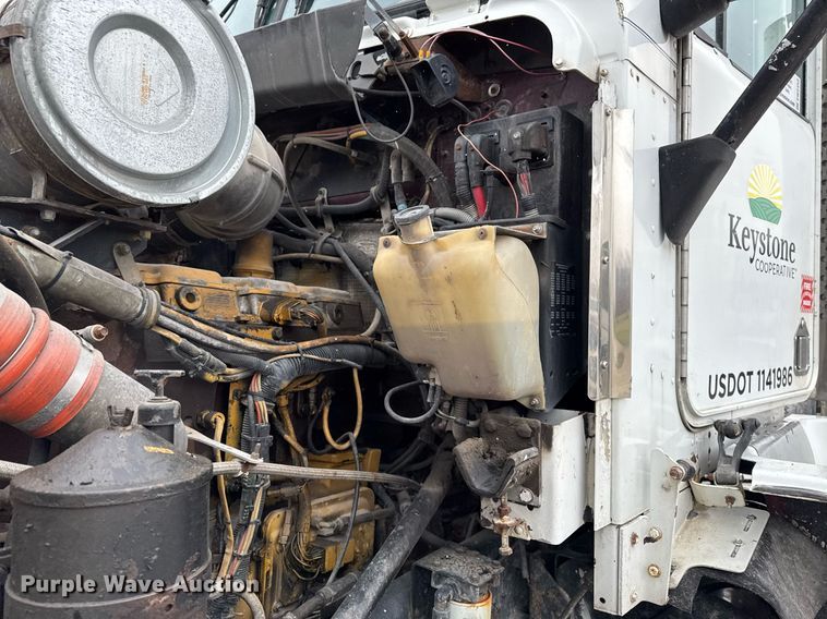 image for item DW2452 1994 Kenworth T600 semi truck