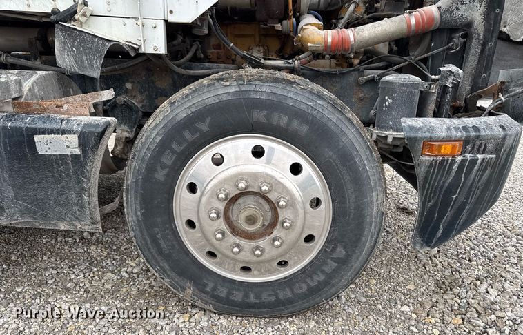 image for item DW2452 1994 Kenworth T600 semi truck