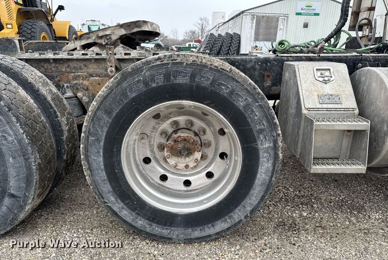 image for item DW2452 1994 Kenworth T600 semi truck