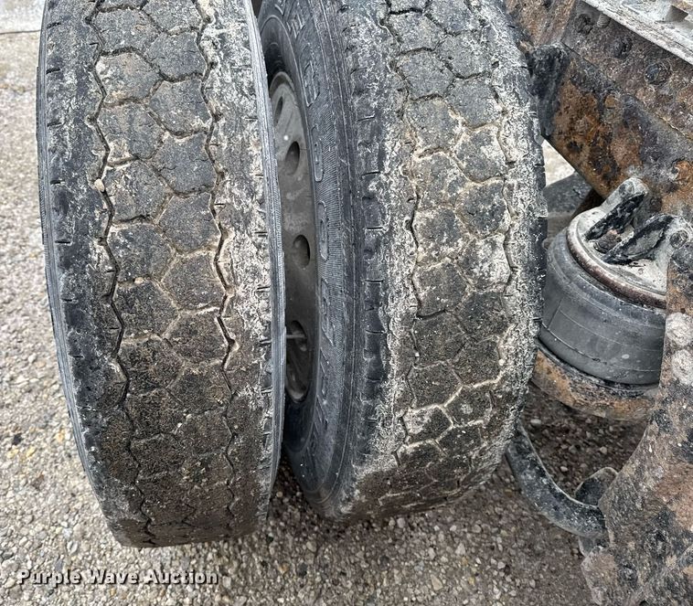 image for item DW2452 1994 Kenworth T600 semi truck