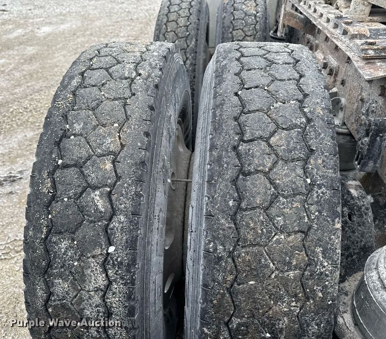 image for item DW2452 1994 Kenworth T600 semi truck