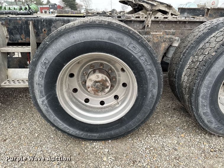 image for item DW2452 1994 Kenworth T600 semi truck