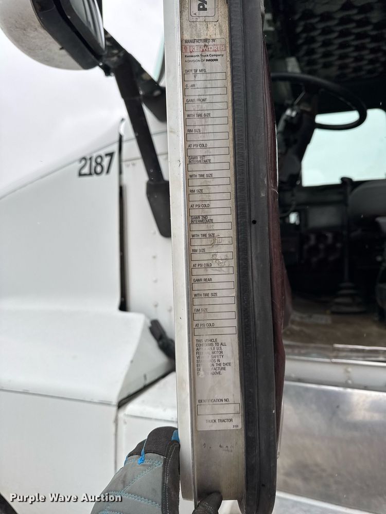 image for item DW2452 1994 Kenworth T600 semi truck