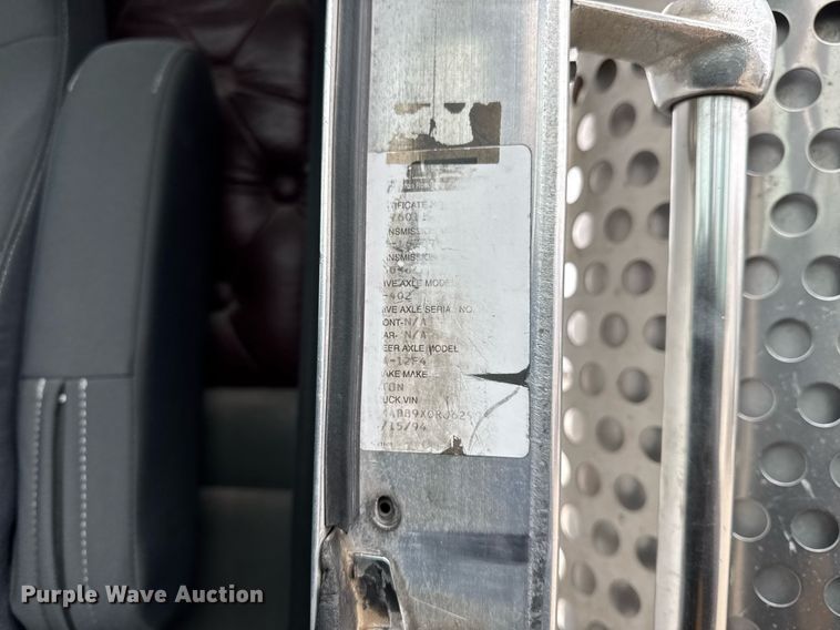 image for item DW2452 1994 Kenworth T600 semi truck