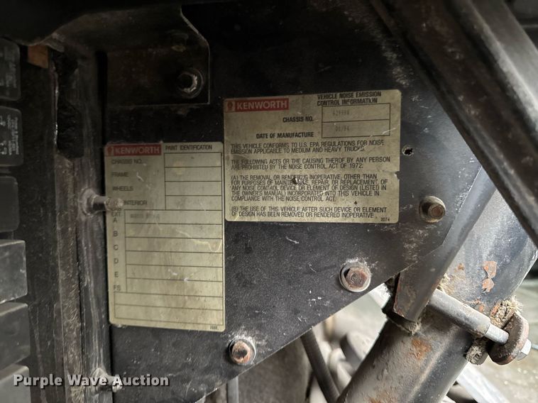 image for item DW2452 1994 Kenworth T600 semi truck