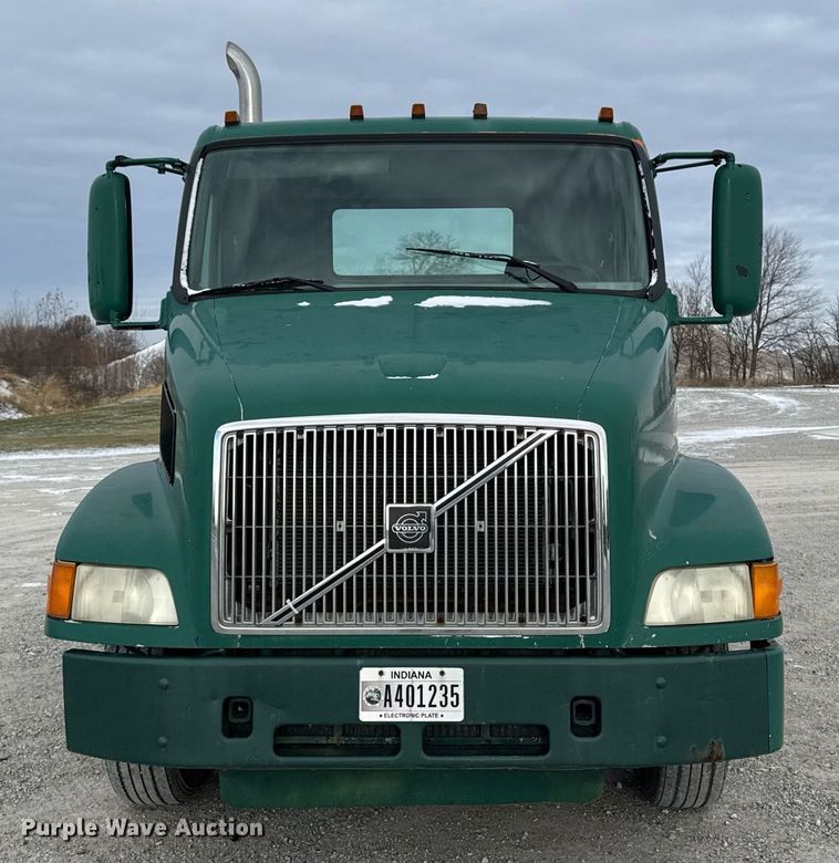image for item DW2465 1999 Volvo VN Series semi truck