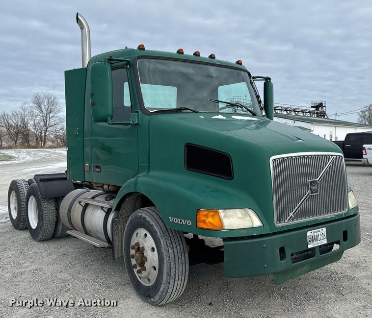 image for item DW2465 1999 Volvo VN Series semi truck