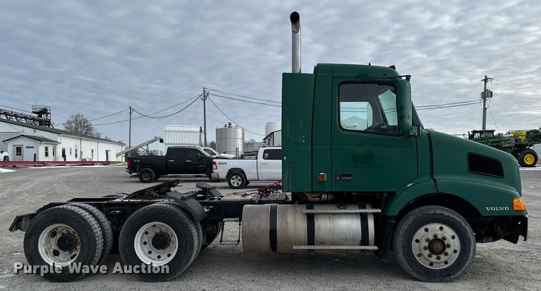 image for item DW2465 1999 Volvo VN Series semi truck