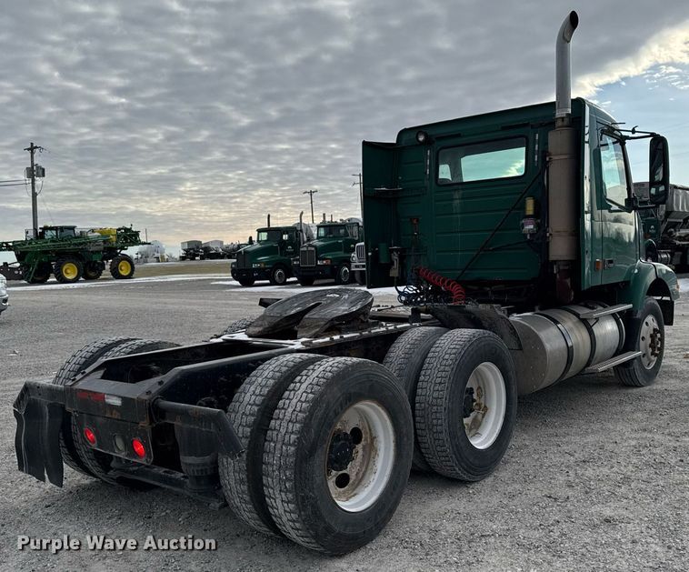 image for item DW2465 1999 Volvo VN Series semi truck