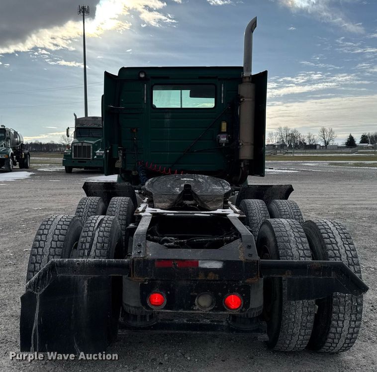 image for item DW2465 1999 Volvo VN Series semi truck