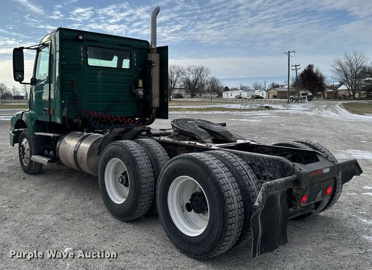 image for item DW2465 1999 Volvo VN Series semi truck