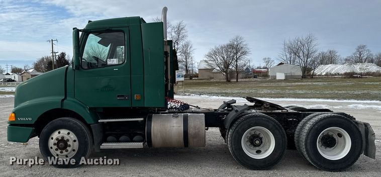 image for item DW2465 1999 Volvo VN Series semi truck