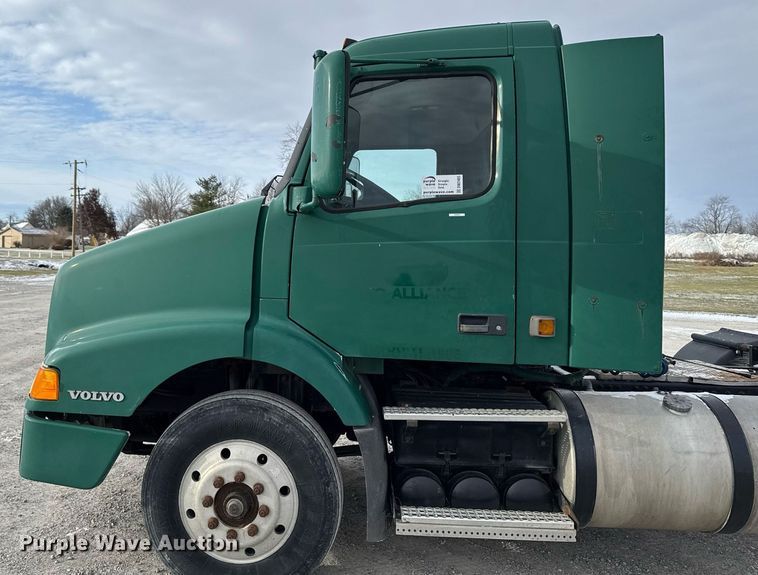 image for item DW2465 1999 Volvo VN Series semi truck