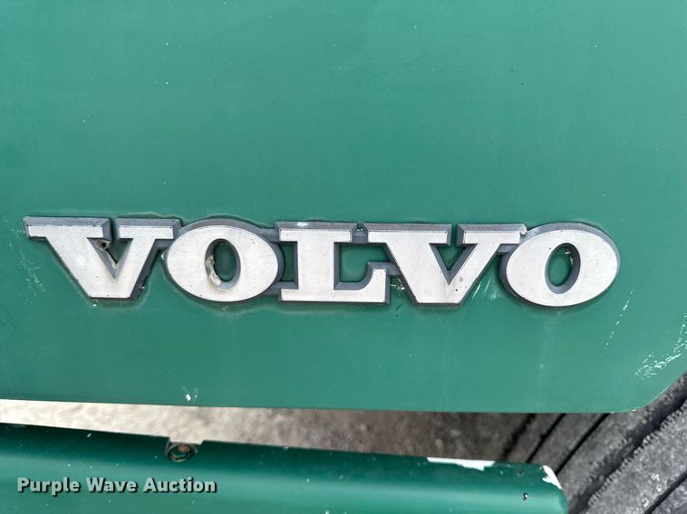 image for item DW2465 1999 Volvo VN Series semi truck