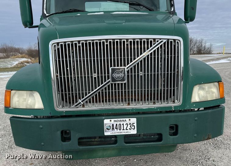 image for item DW2465 1999 Volvo VN Series semi truck