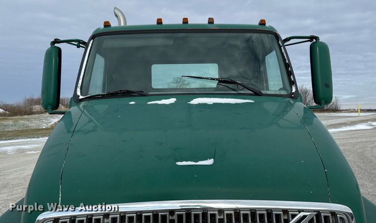 image for item DW2465 1999 Volvo VN Series semi truck