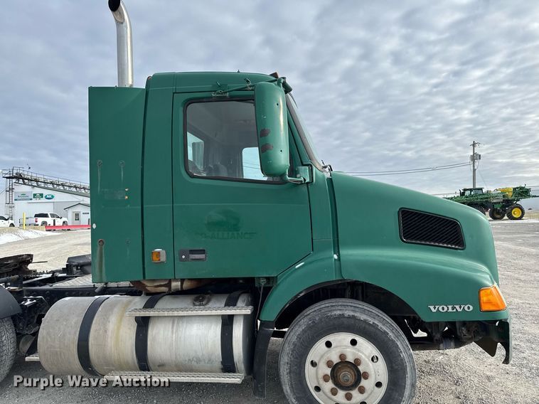 image for item DW2465 1999 Volvo VN Series semi truck