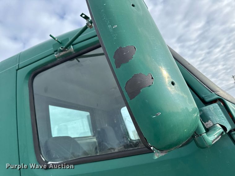 image for item DW2465 1999 Volvo VN Series semi truck