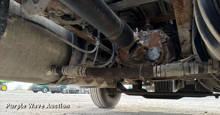 image for item DW2465 1999 Volvo VN Series semi truck