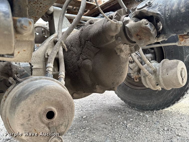 image for item DW2465 1999 Volvo VN Series semi truck