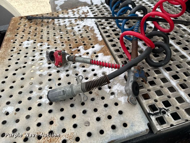 image for item DW2465 1999 Volvo VN Series semi truck