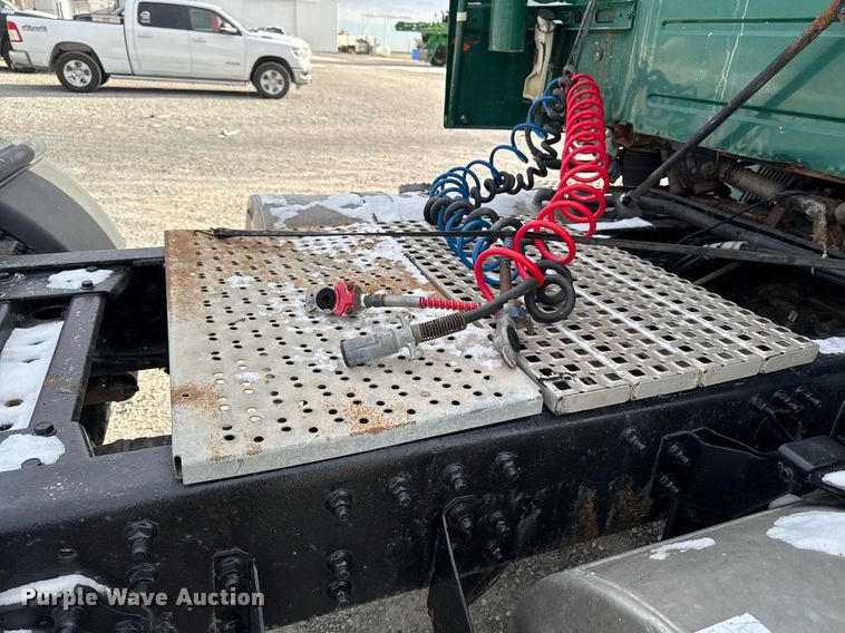 image for item DW2465 1999 Volvo VN Series semi truck