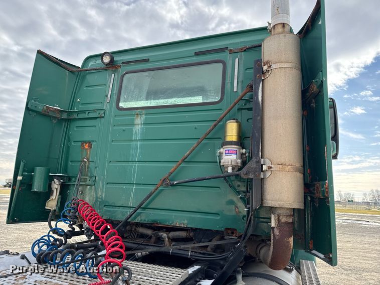 image for item DW2465 1999 Volvo VN Series semi truck