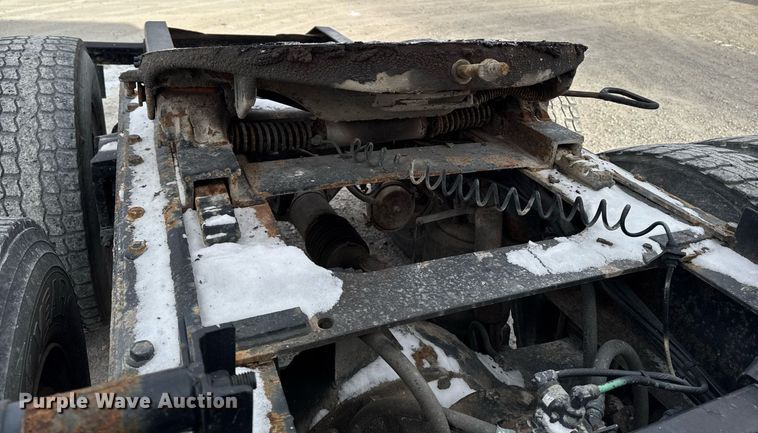 image for item DW2465 1999 Volvo VN Series semi truck