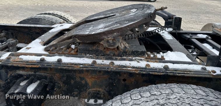 image for item DW2465 1999 Volvo VN Series semi truck