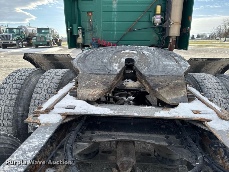 image for item DW2465 1999 Volvo VN Series semi truck