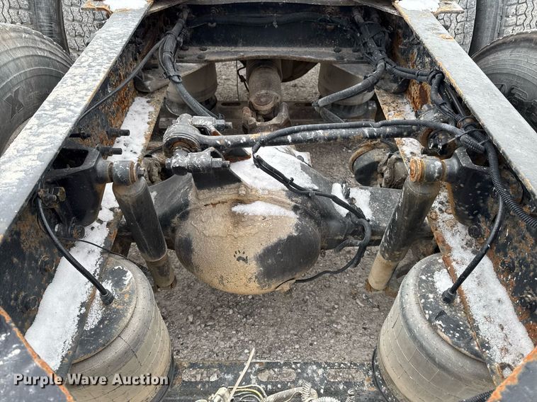 image for item DW2465 1999 Volvo VN Series semi truck