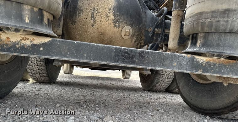 image for item DW2465 1999 Volvo VN Series semi truck